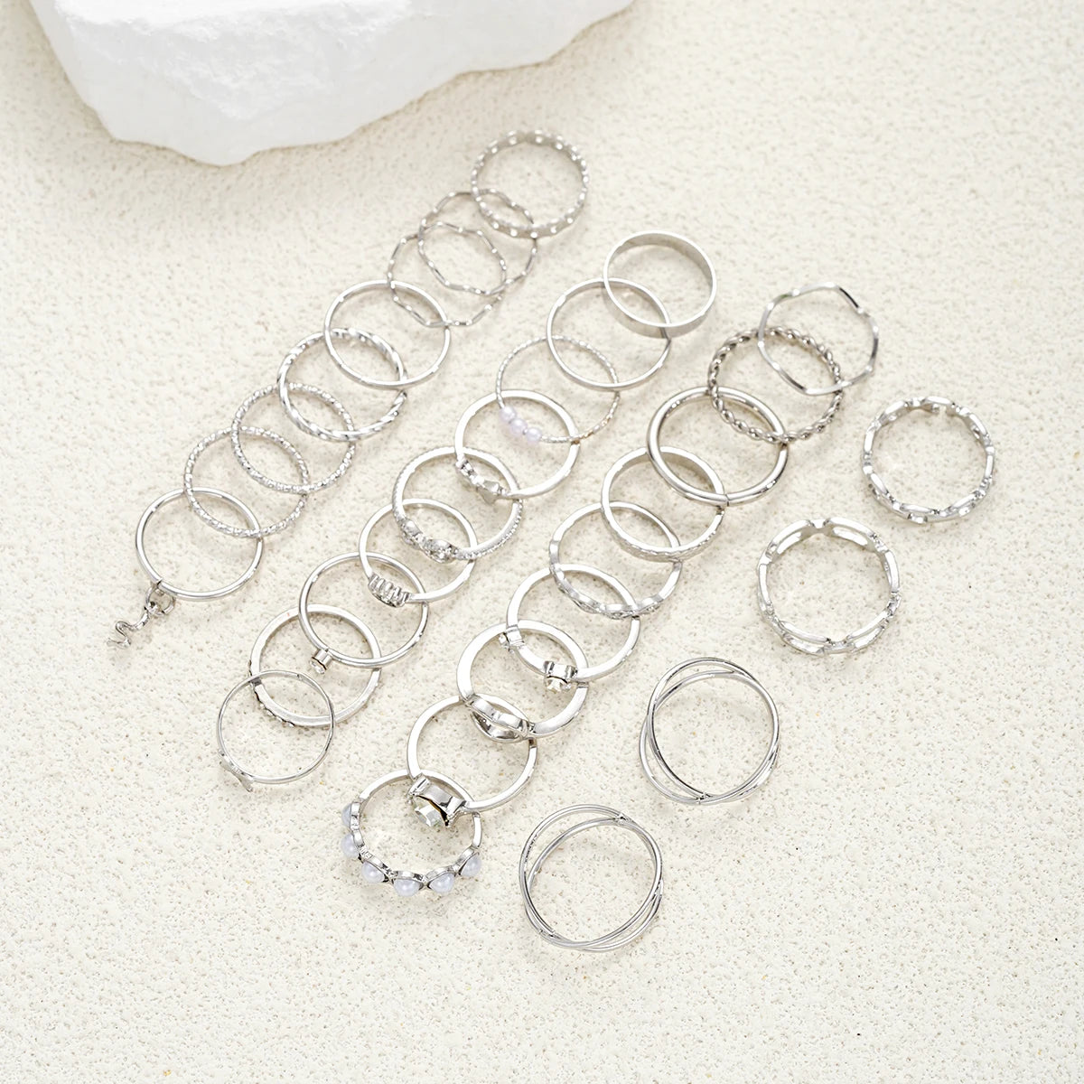 30 STÜCK Silberfarbenes Geometrisches Ring-Set für Damen Vintage Herz Auge Kreuz Sonne und Mond Blatt Anhänger Fingerring Weiblicher Boho Schmuck
