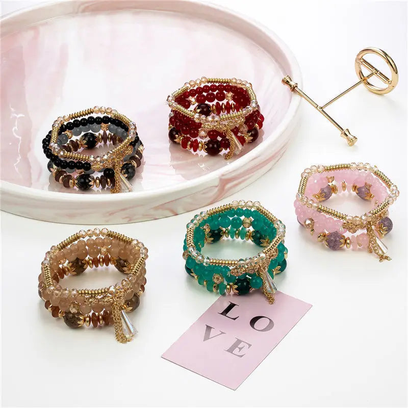 4 Stück neue Quasten-Charm-Perlen-Armband-Set für Frauen Bunt Glasperlenkette Armreif Weiblicher böhmischer Schmuck