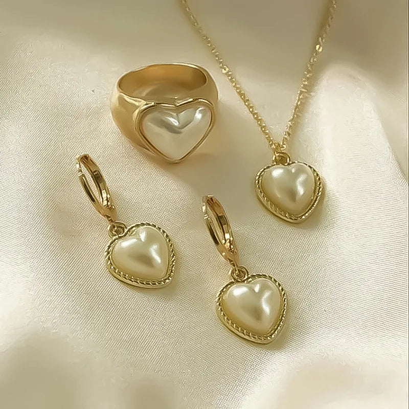 Mode 3-teiliges Set Perlenschmuckset für Damen Koreanischer Herzring Anhänger Halskette Creolen Set Trendiges Elegantes Hochzeitsgeschenk