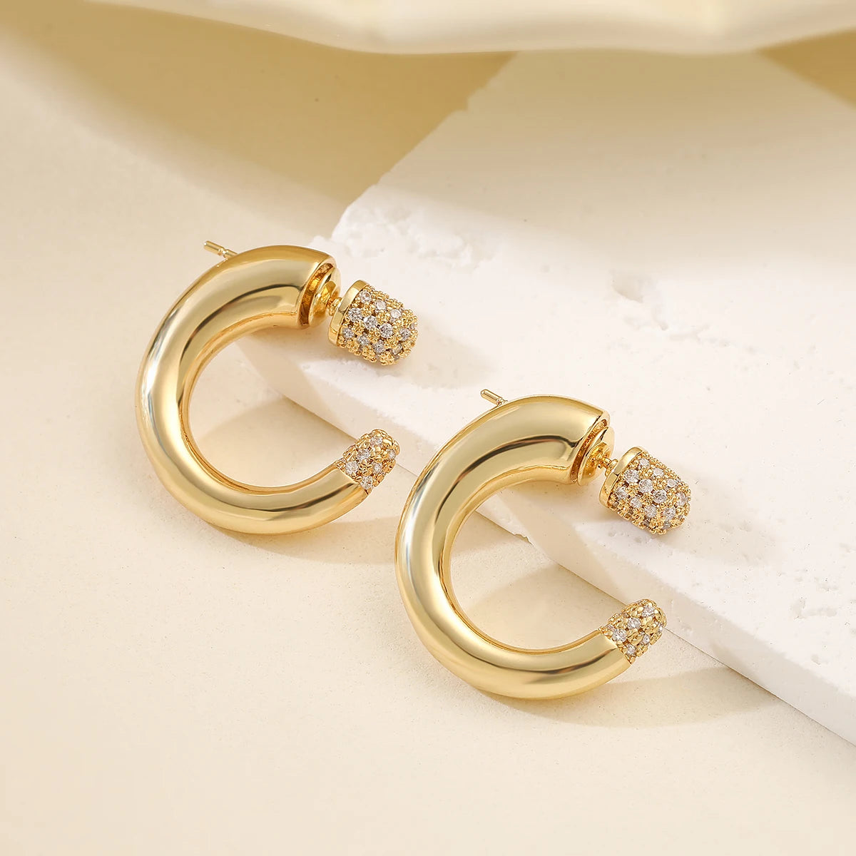 NEWBUY 2025 Neue Mode Goldfarbe Einzigartiges Design C-förmige Ohrstecker für elegante Frauen Glänzende AAA Zirkonia Inlay Hochzeitsschmuck