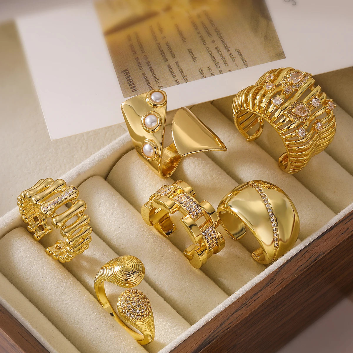 NEWBUY Zarte goldfarbene Statement-Design CZ Party-Ringe für elegante Frauen Finger-Accessoires