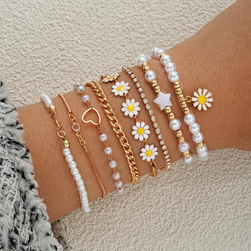 Neues 10-teiliges Vintage-Böhmisches Armband-Set für Damen mit Gänseblümchen-Anhänger, Perlen, Stern, Herz und Perlenarmreifen, Trendiger Schmuck 2024, Geschenk