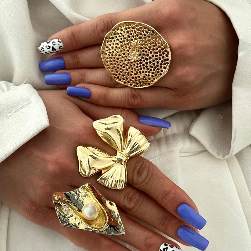 4 Stück übertriebenes Ring-Set in Goldfarbe für Damen 2025 Persönlichkeit Metall Punk Party Große Blume Fingerring Schmuck Zubehör