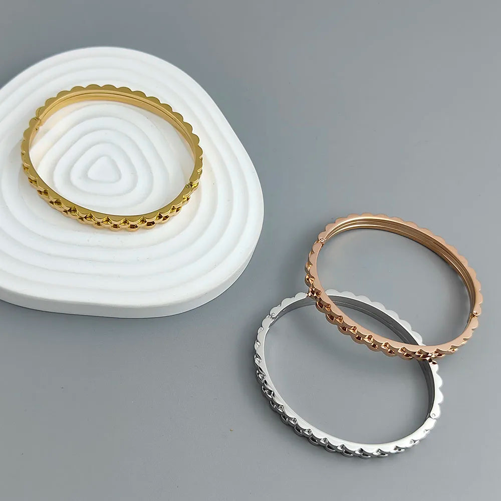Neues Zahnrad-förmiges Edelstahlarmband, 18K vergoldet, hochwertiges wasserdichtes Partnerarmband, Geschenk für Ehefrau