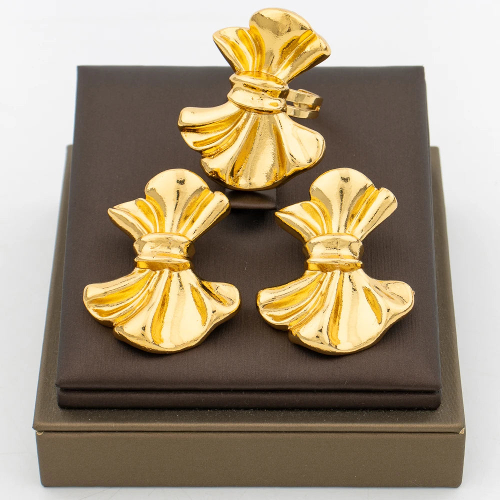 Afrikanisches Blumenmuster Ohrringe und Ring Schmuckset 18 Karat vergoldete Clip-Ohrringe und Fingerring Böhmisches Design Schmuckset