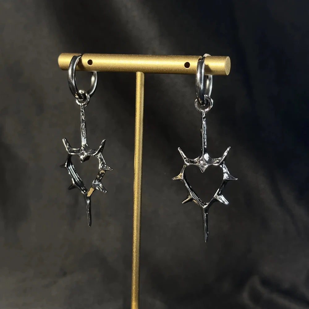2 Stück Punk Rock Hohle Dornen Liebe Herz Anhänger Creolen für Frauen Männer, Liebhaber Mode Coole Nieten Spike Ohrringe Schmuck