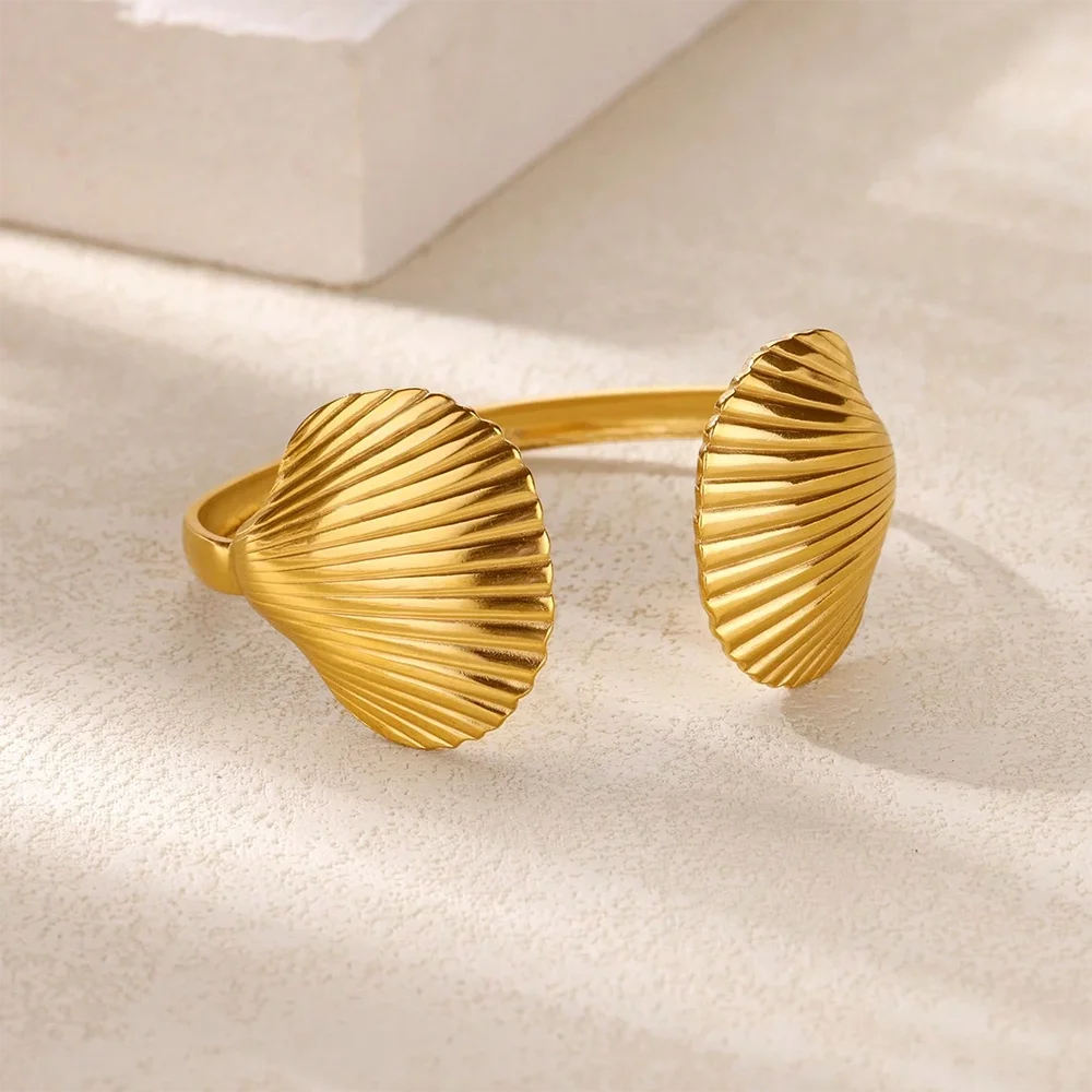 Wasserdichte Manschettenarmbänder für den Sommer für Frauen, süßes Blumen-Doppelschicht-Armband, offenes Edelstahl-Goldfarbenes Stern-Muschel-Schmuck