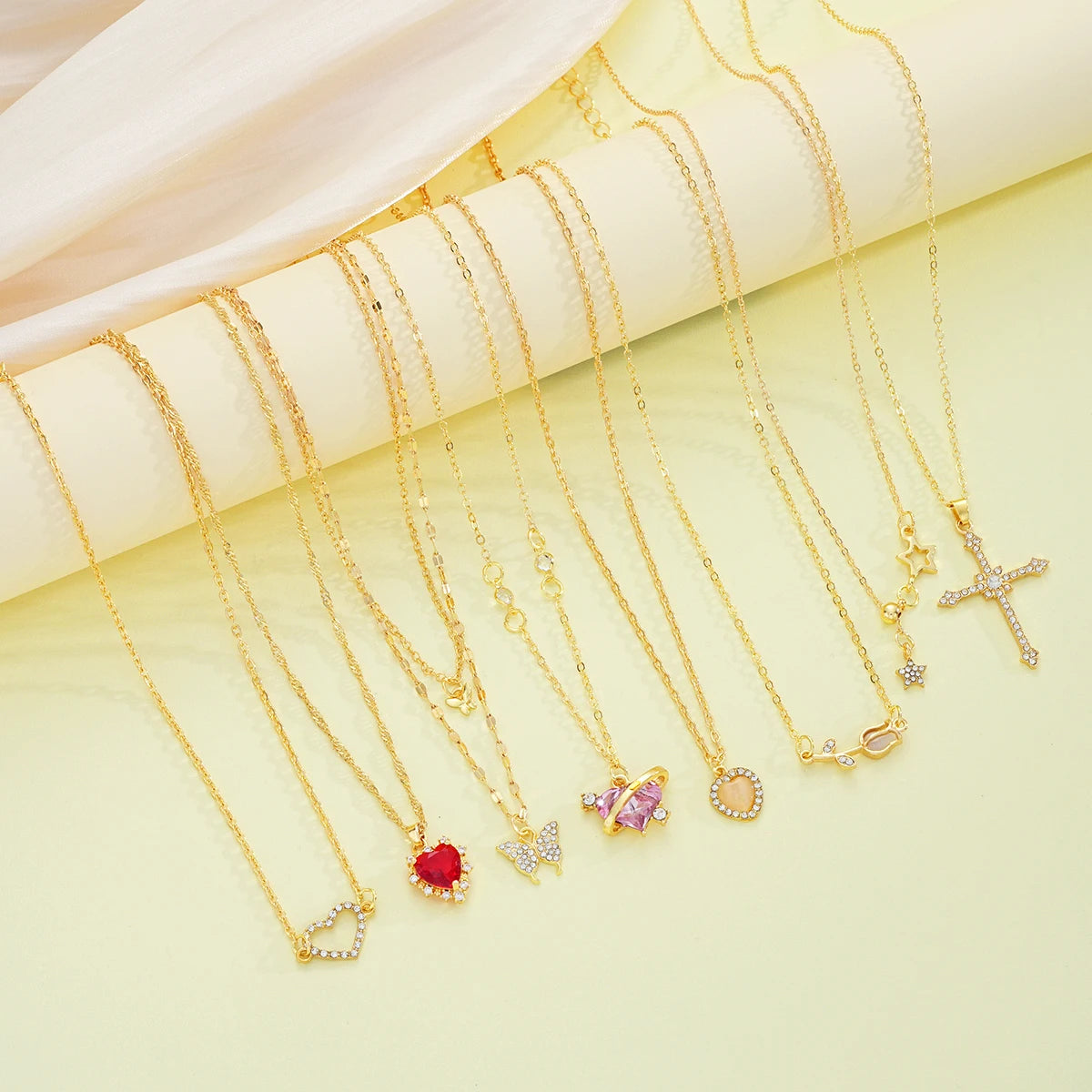 Juego de 8 collares de temperamento simple para mujer, elegante, color dorado, cristal, mariposa, cruz, rosa, corazón, estrella, colgantes