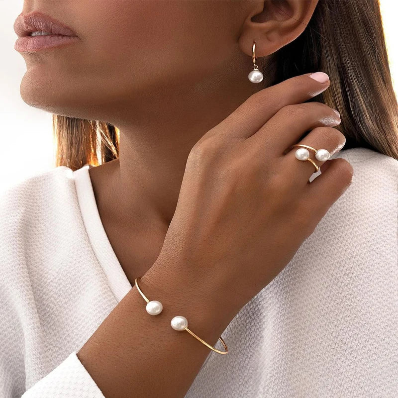 4tlg/Set einfache Perlenohrringe Ring Armreif für Frauen Vintage exquisite goldfarbene Schmucksets weibliche Hochzeitsfeier Schmuckgeschenke