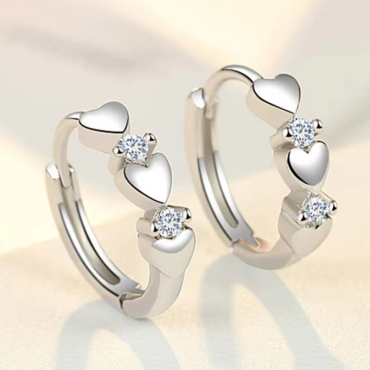 Niedliche Herz-Creolen, kleine Ohrringe für Frauen, 3 Metallfarben, trendige Mädchen-Ohrringe, schicke Accessoires, Statement-Schmuck