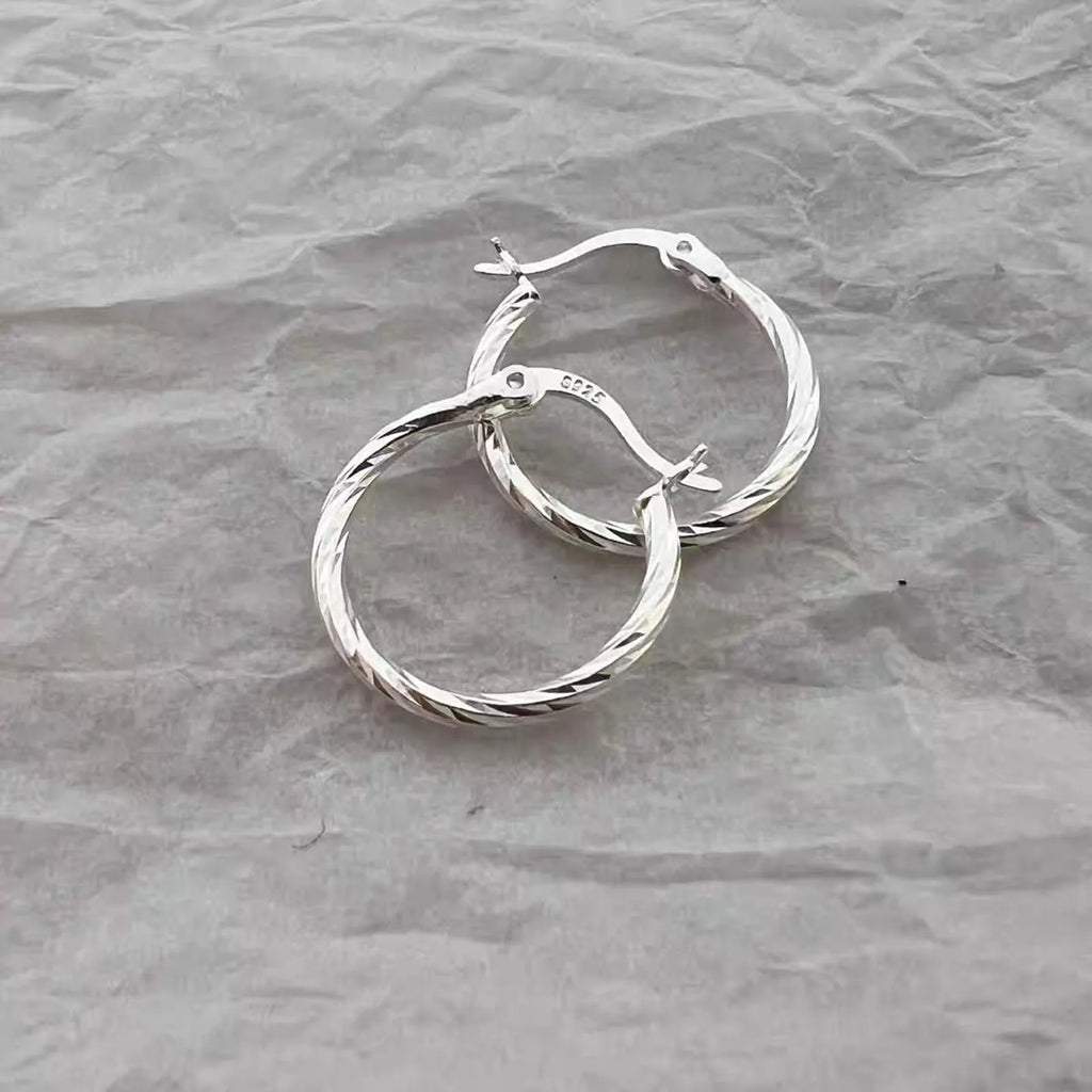 S925 Silber Geometrische Verdrehte Kreis Ohrringe Damen Elegant Einzigartiges Design Koreanische Vielseitige Funkelnde Blumenohrstecker
