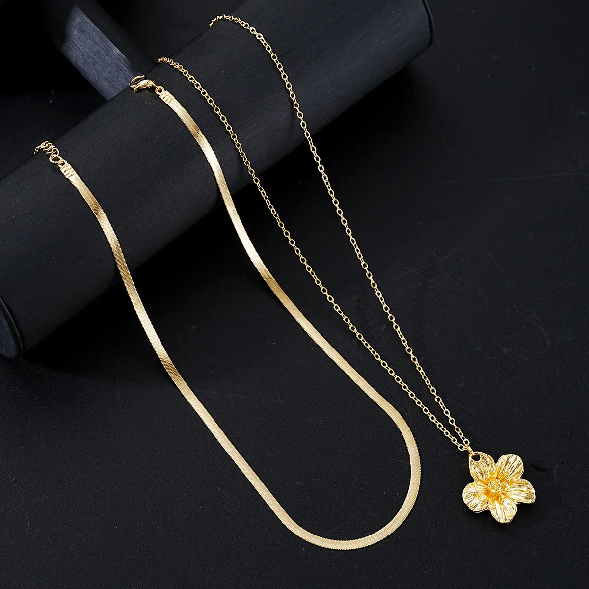 Collar de doble capa con colgante de flor dorada de acero inoxidable, cadena de serpiente plana, joyería de moda impermeable para mujer