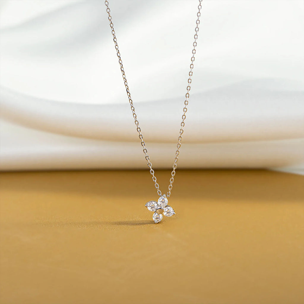 Collar Pequeño de Trébol de Cuatro Hojas de Plata S925 para Mujer, Cadena de Clavícula, Diseño Lujoso y Minimalista con Sensación de Alta Gama