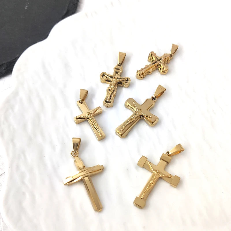 Colgante de cruz de Jesús de acero inoxidable chapado en oro de 18 quilates, elegante joya con símbolo cristiano para hombres y mujeres, acento para vestimenta de iglesia