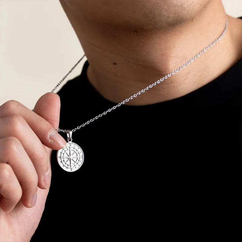 Collar con colgante de brújula de acero inoxidable chapado en oro de 18 quilates - Diseño de moneda redonda para hombres y mujeres, regalo de joyería unisex impermeable