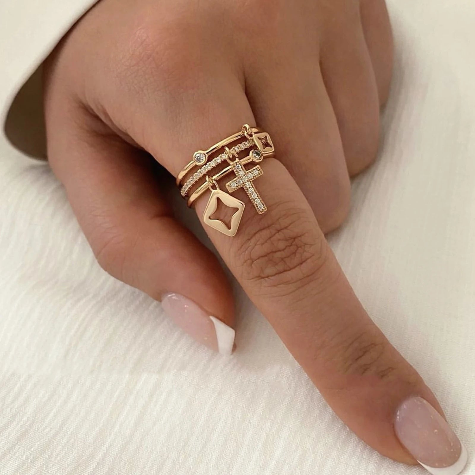 Nwe 18K vergoldete Sonnenringe für Damen, Naturstein eingelegt in hohlem Metall-Textur-Ring, trendiger Schmuck