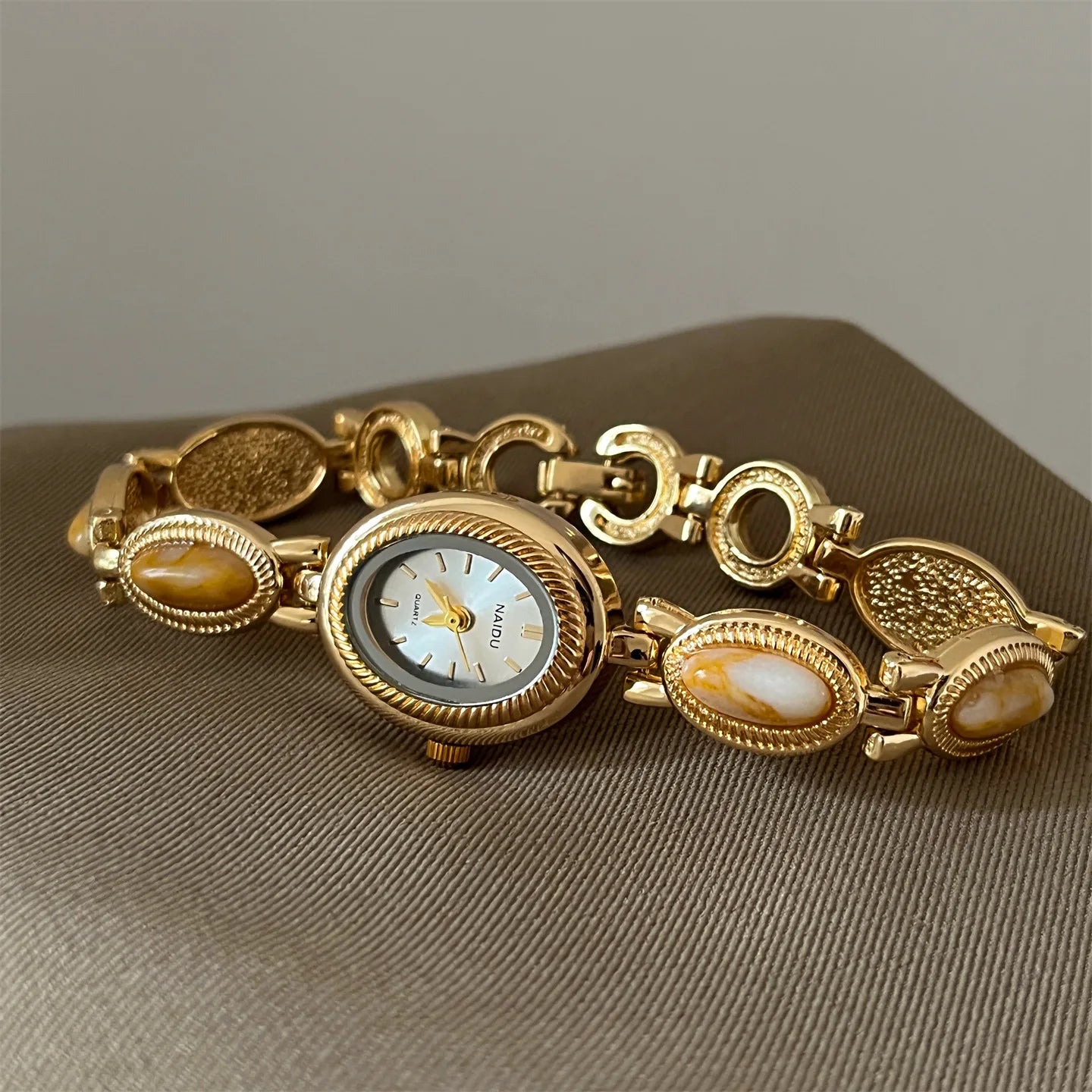 Neue Vintage Damen Armbanduhr mit farbigen Edelsteinen, leichte Luxus personalisierte Retro Schmuck Gold Edle Kleine Süße Armbanduhr