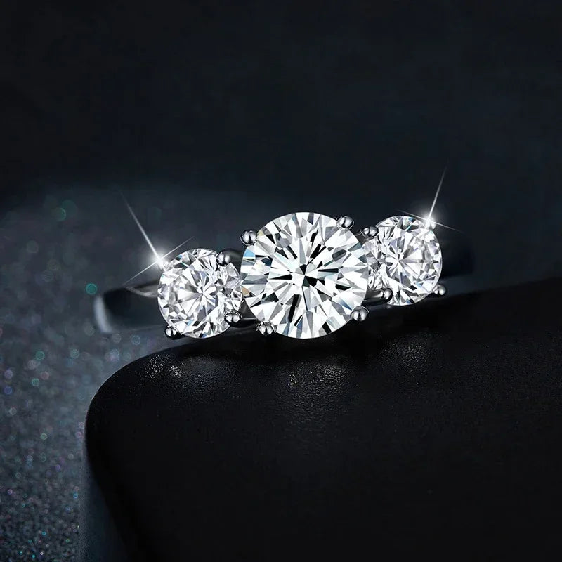 NeeTim Anillo de compromiso de moissanita 4CT para mujer, 3 piedras de plata de ley S925 con chapado en oro, alianzas de boda, anillos de promesa de diamantes