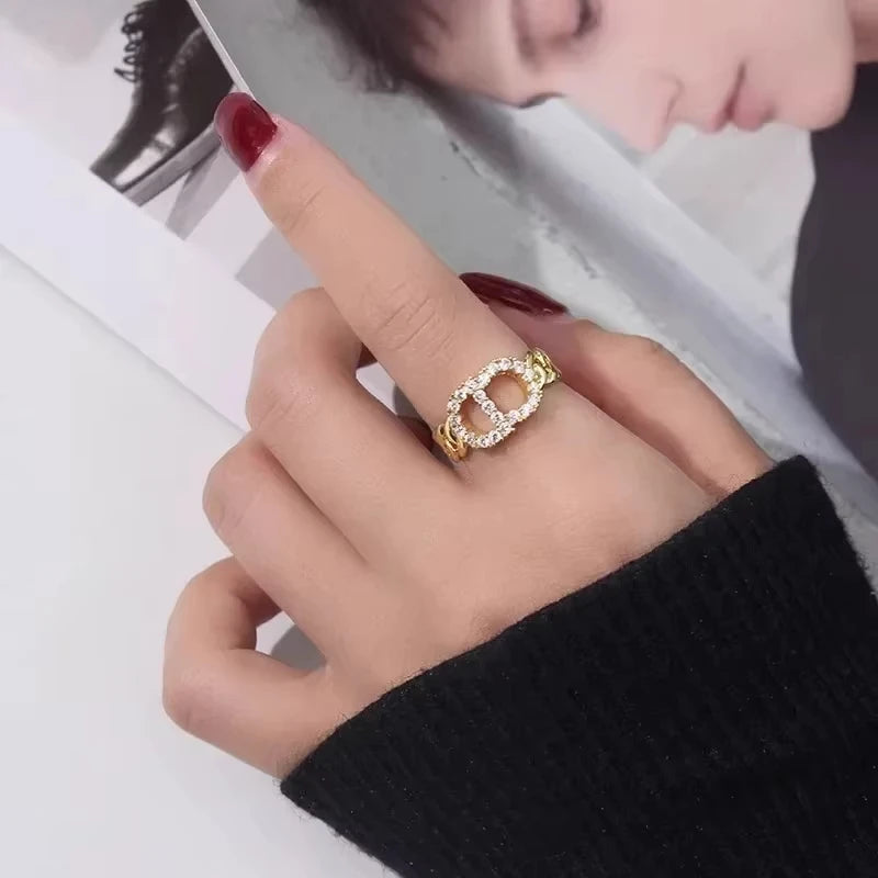 El anillo coreano de cerdo es versátil, sencillo y ligero, con un pequeño engaste de circonio.