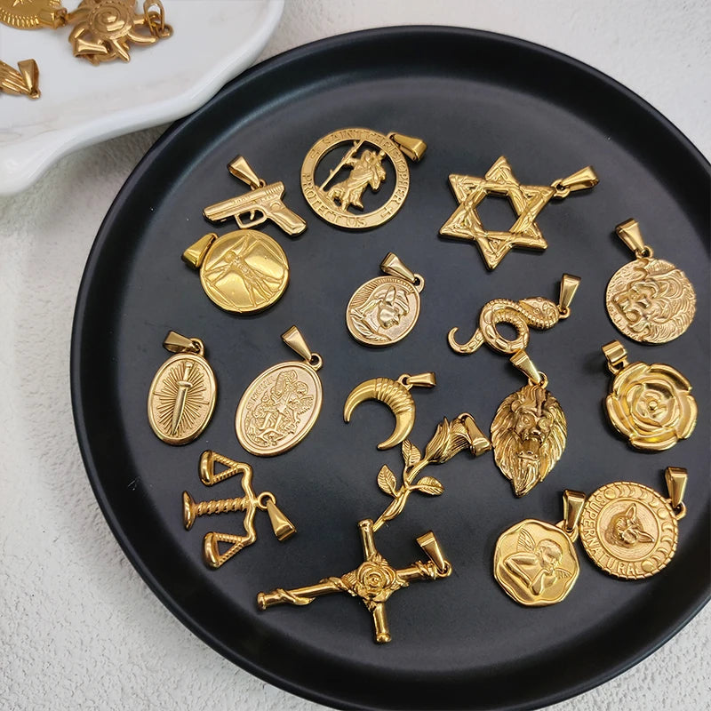 Colgantes de acero inoxidable chapados en oro de 18 quilates con diseño de cruz de rosa a la moda para mujer y hombre