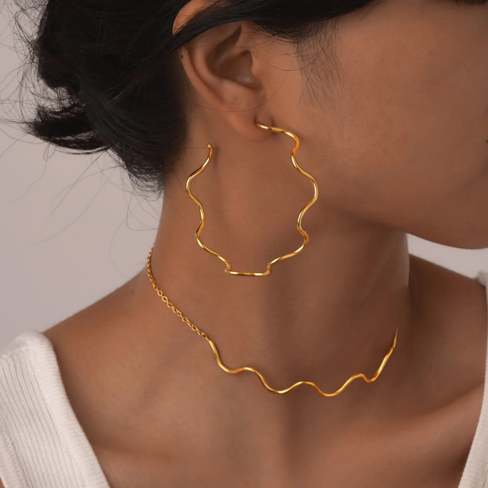 Offene Creolen für Damen, minimalistische 18K vergoldete große Ohrringe Wellenform Big Hoops, Edelstahlschmuck