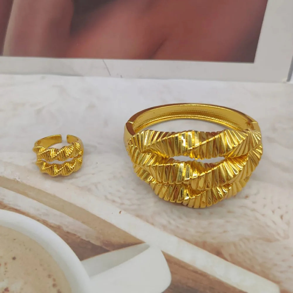 Trend Gold Farbe Schmuck Set für Frauen Armreif und Fingerring Hohl Design Hand Armband Cocktailring Set Schmuckset