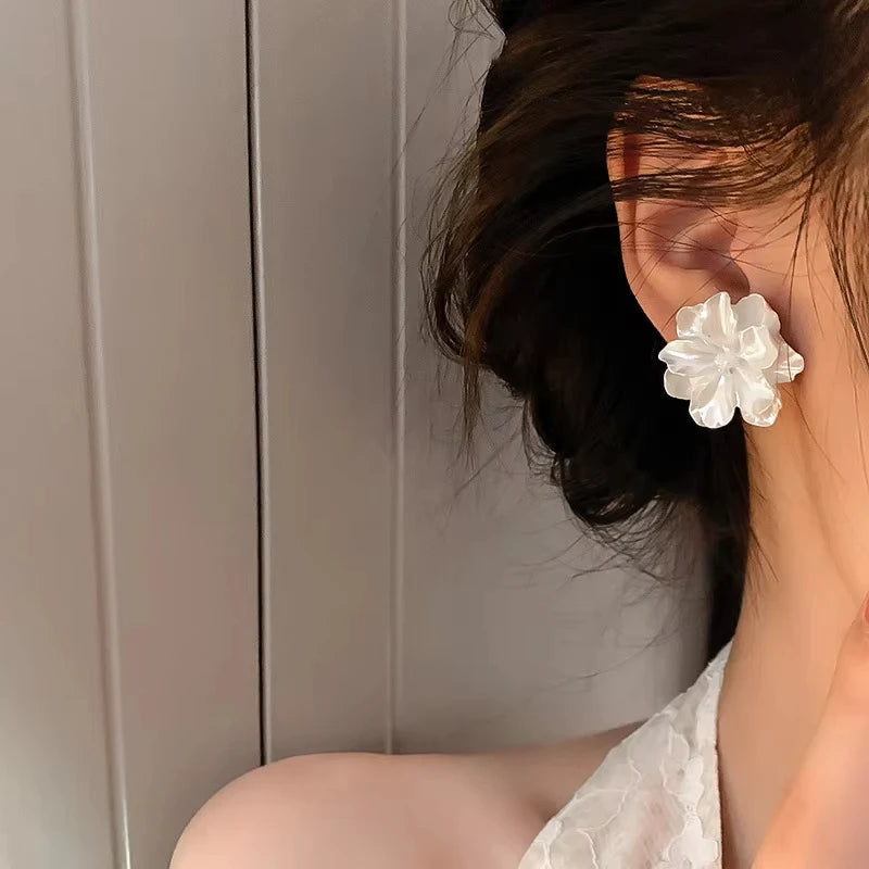 Weiße Blumenstecker Ohrringe für Damen Gefaltete Acryl-Seiten Charmante Süße Blumenmädchen-Ohrringe im japanischen Stil Ohrschmuck
