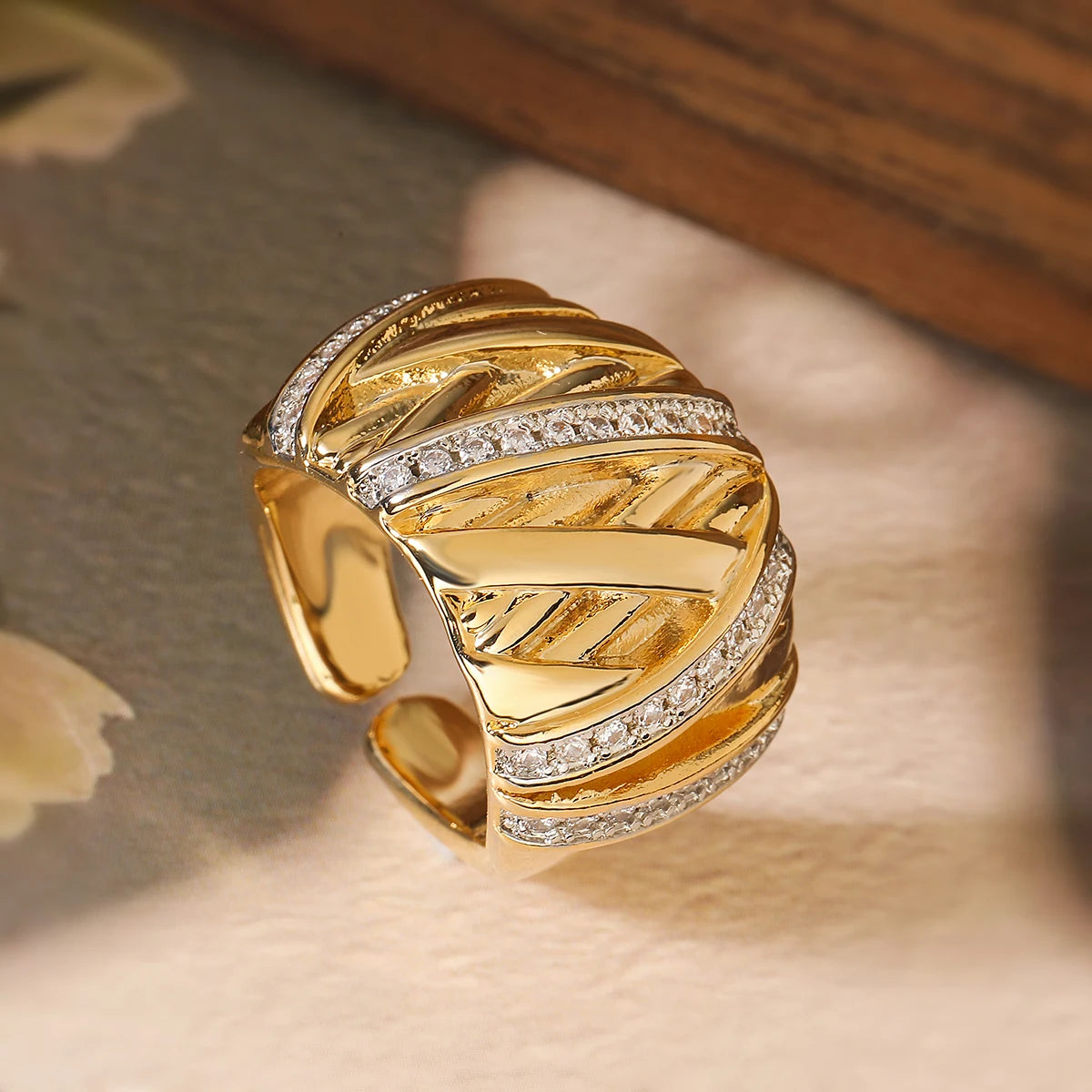 NEWBUY Luxuriöser AAA Zirkonia Pflaster-Setting Kupfer Hochzeitsschmuck Filigrane geometrische offene Ringe für elegante Frauen