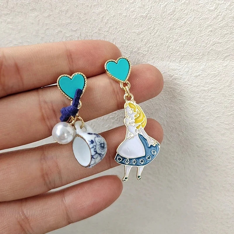 Märchenprinzessin Alice Asymmetrische Ohrringe mit Imitationsperlen, blauer Herz-Hängeohrringe, süße Mädchen-Emaille-Ohrringe