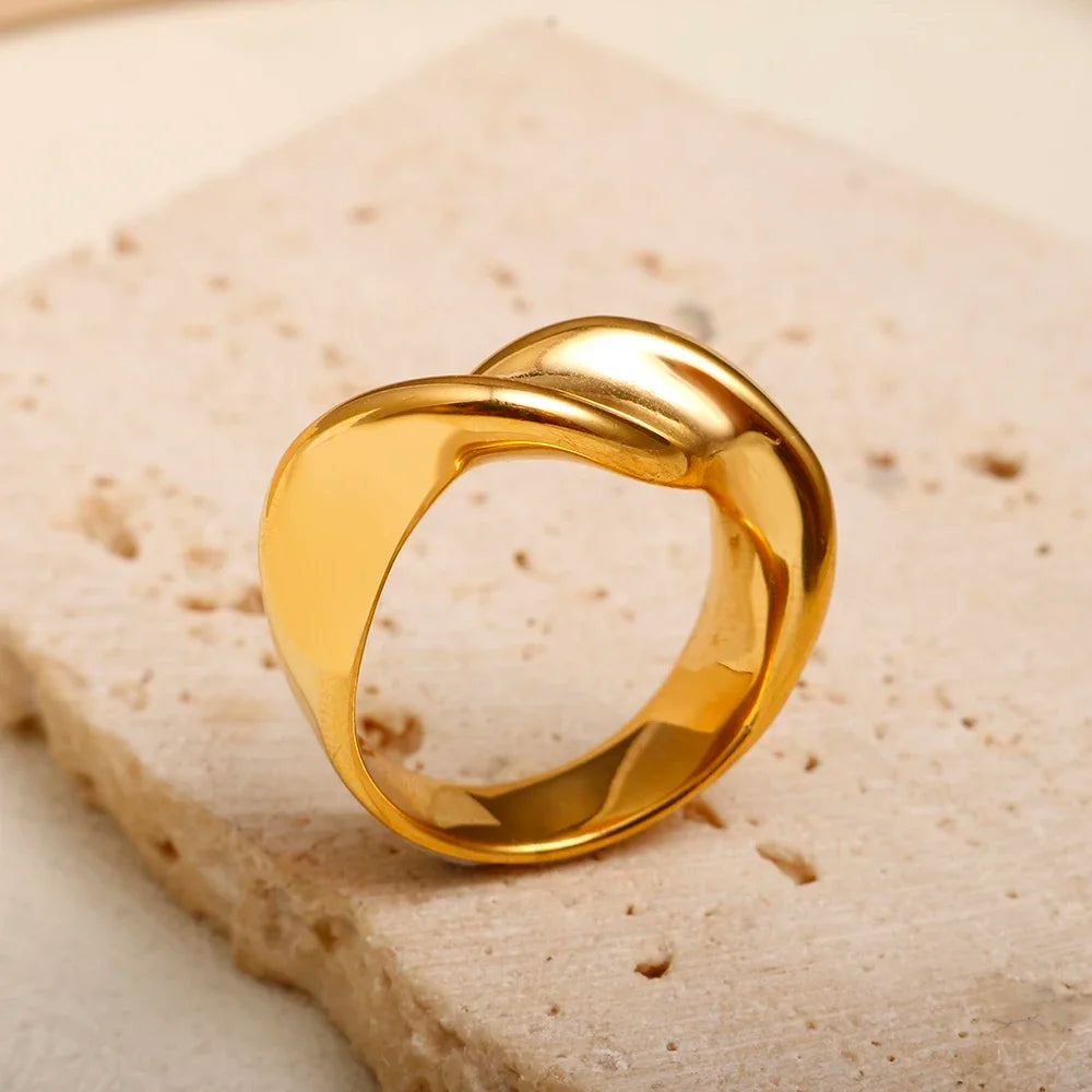 Großhandel High-End wasserdicht dreidimensionaler M-Buchstabe hohler Edelstahl Fingerring trendig für Damen personalisierbarer Schmuck