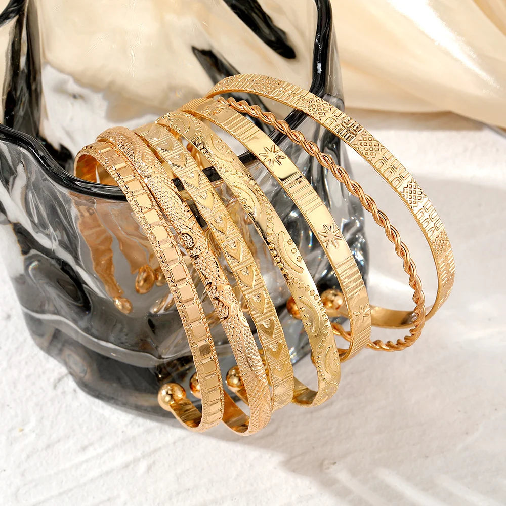 7-teiliges Set Punk Goldfarbene Armbänder für Damen Streetwear Goth Herzprints Metalldesign Offener Armreif Modeschmuck Geschenke 2024