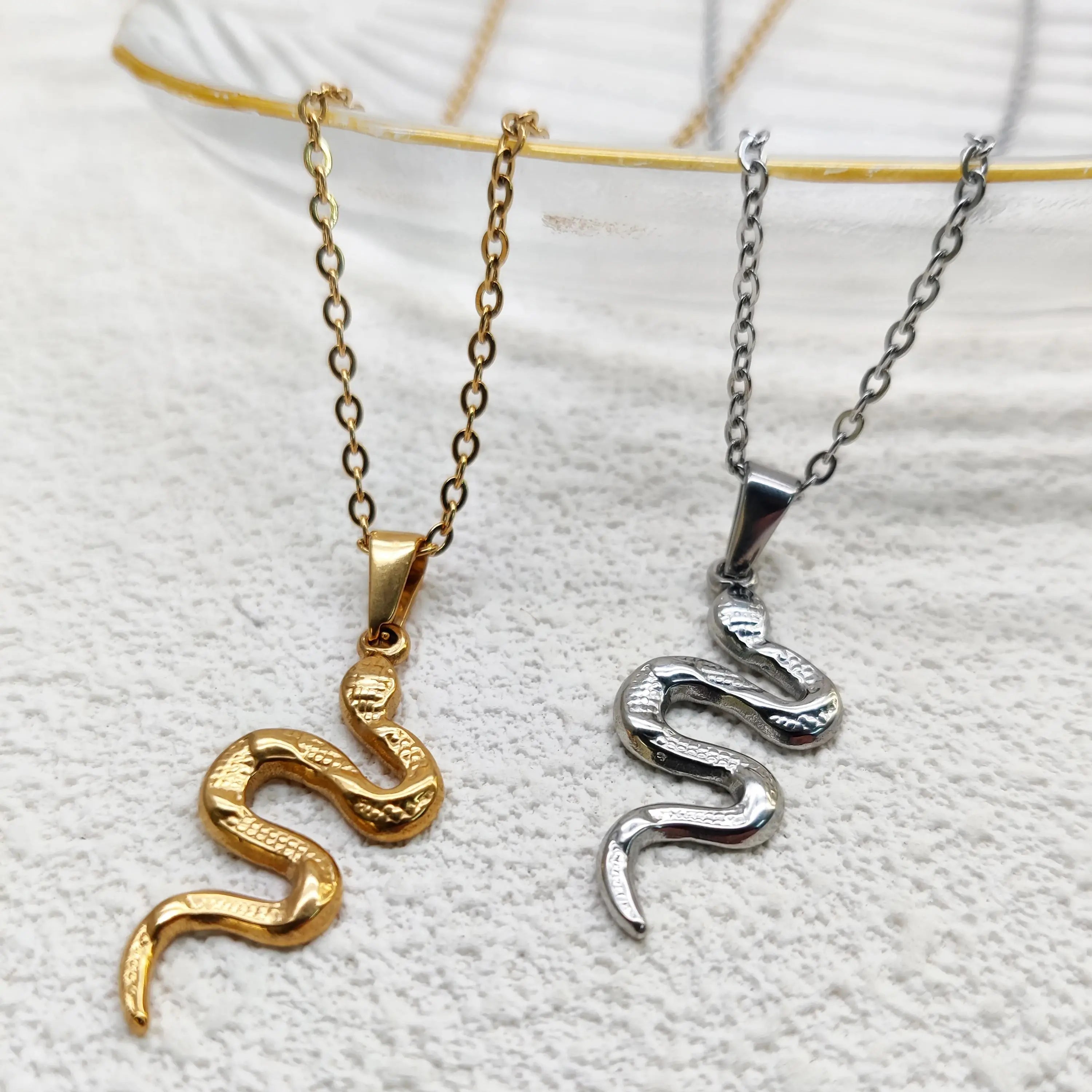Collar con colgante de serpiente de acero inoxidable - Chapado en oro de 18 quilates, diseño sencillo, dijes de acero inoxidable, joyería de animales para hombres y mujeres