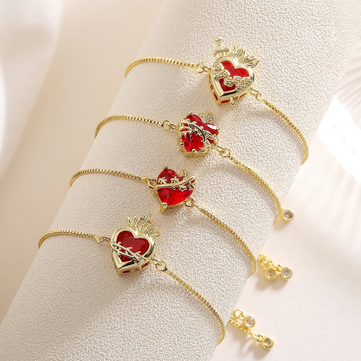NEWBUY Zarte 4 Stil Rot Kristall Herz Charms Armbänder für Frauen Verstellbar Glänzend CZ Party Schmuck Damen