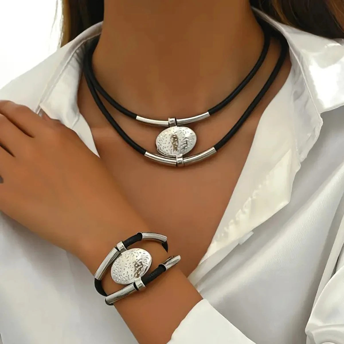 Vintage ovale Metall-Halskette mit Kunstlederarmband für Damen, Mode Gold Silber Farbe, 2tlg/Set, doppellagige Ketten-Schmucksets