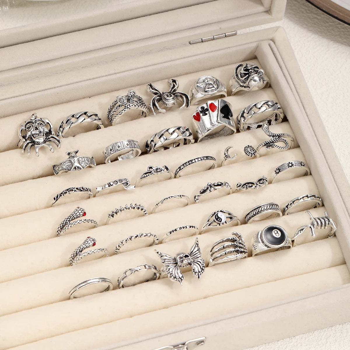 35-teiliges Gothic-Ring-Set für Herren und Damen, trendige Joker-Gesicht-Teufels-Lächeln-Gesicht-Fingerringe für tägliche Outfits, Party-Accessoires, Geschenke