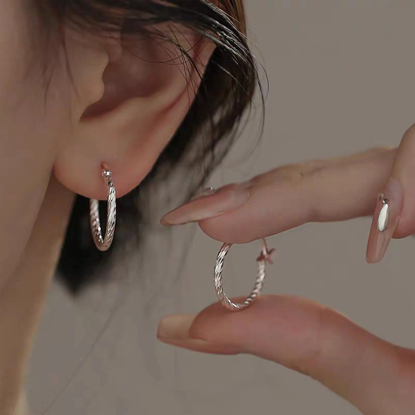 S925 Silber Geometrische Verdrehte Kreis Ohrringe Damen Elegant Einzigartiges Design Koreanische Vielseitige Funkelnde Blumenohrstecker