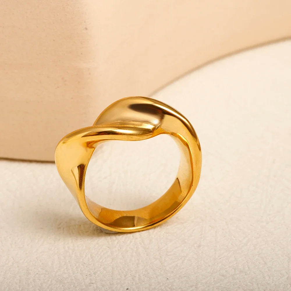 Großhandel High-End wasserdicht dreidimensionaler M-Buchstabe hohler Edelstahl Fingerring trendig für Damen personalisierbarer Schmuck