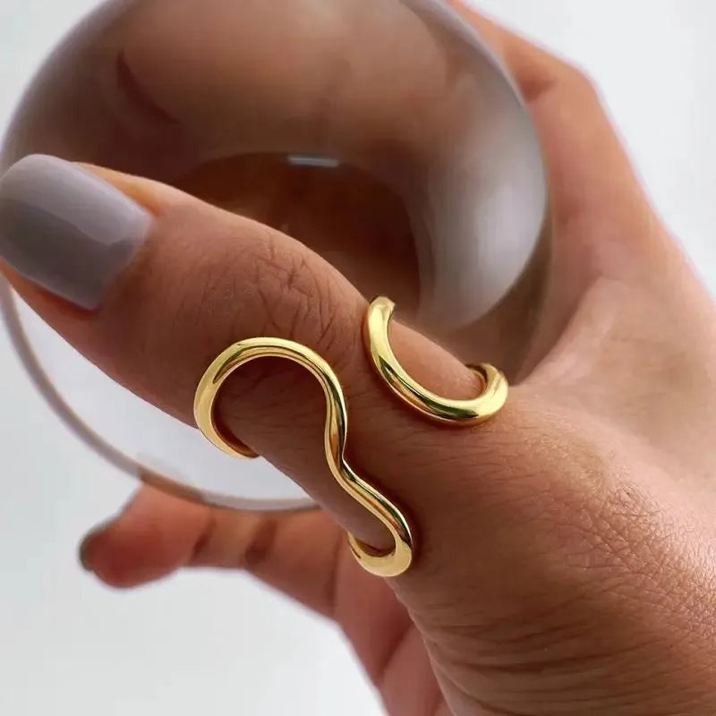 LATS Edelstahl Goldfarbene Ringe für Damen und Herren 2024 Farbecht Beliebte Party Personalisierte Überzogene Charms Schmuck Geschenke