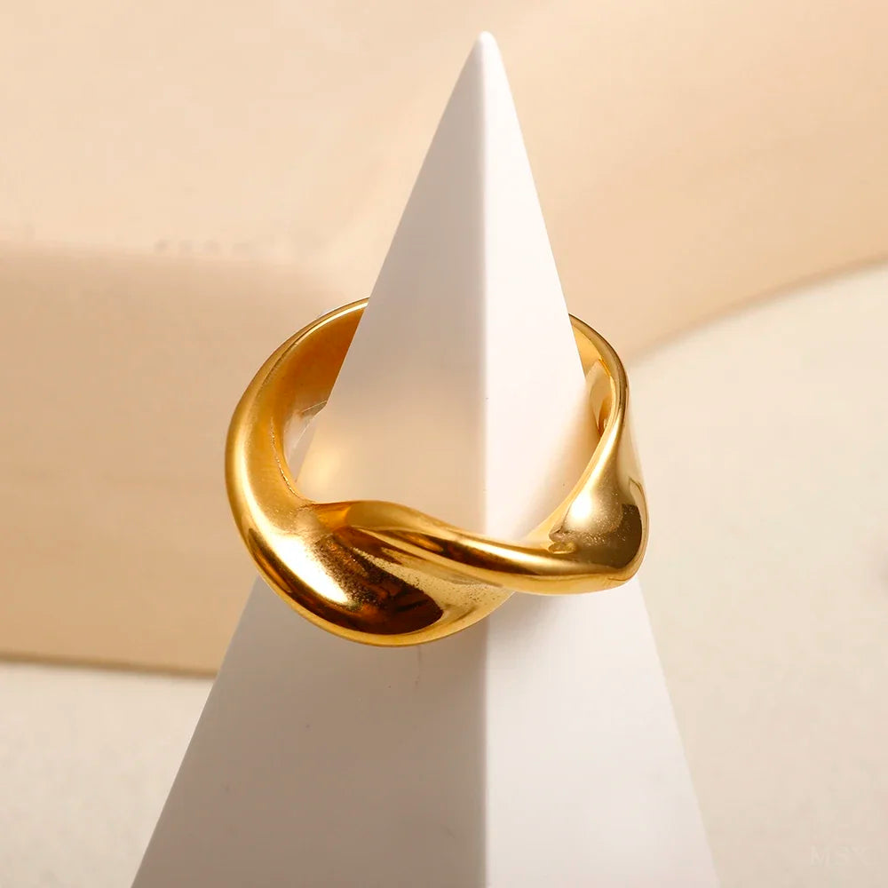 Großhandel High-End wasserdicht dreidimensionaler M-Buchstabe hohler Edelstahl Fingerring trendig für Damen personalisierbarer Schmuck