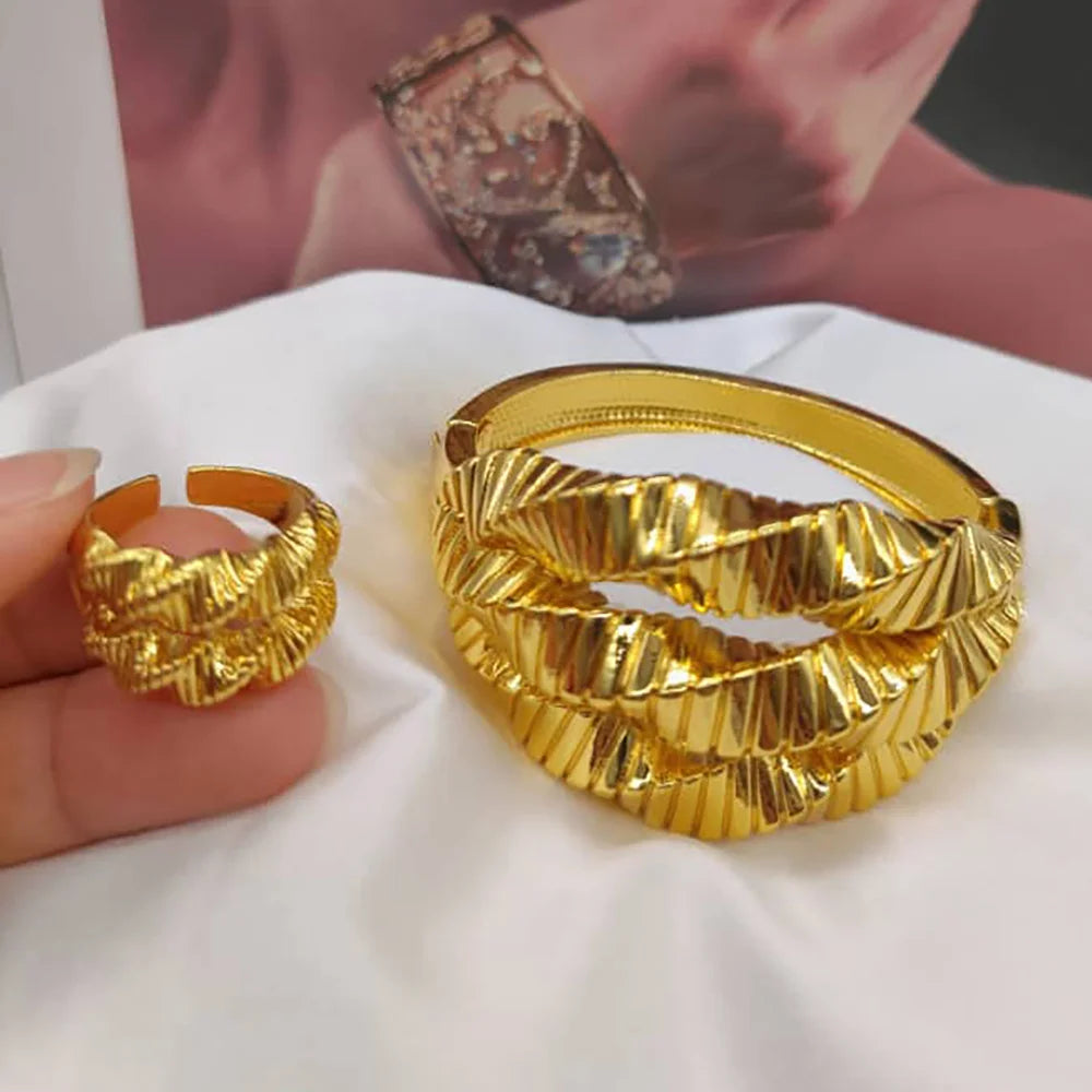 Trend Gold Farbe Schmuck Set für Frauen Armreif und Fingerring Hohl Design Hand Armband Cocktailring Set Schmuckset