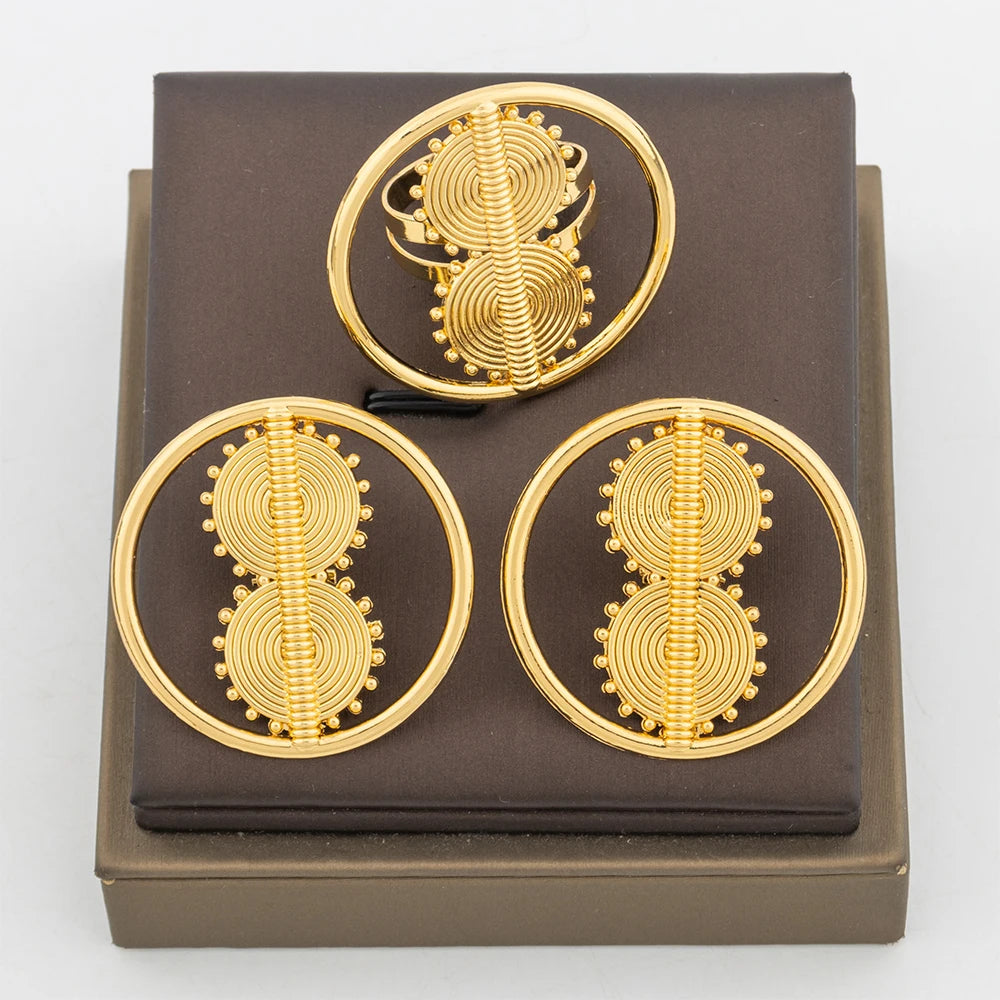 Trend Goldfarbene Ohrringe Schmuckset für Frauen Hohles Design Clip-Ohrringe mit Fingerring Alltagskleidung für Partyzubehör