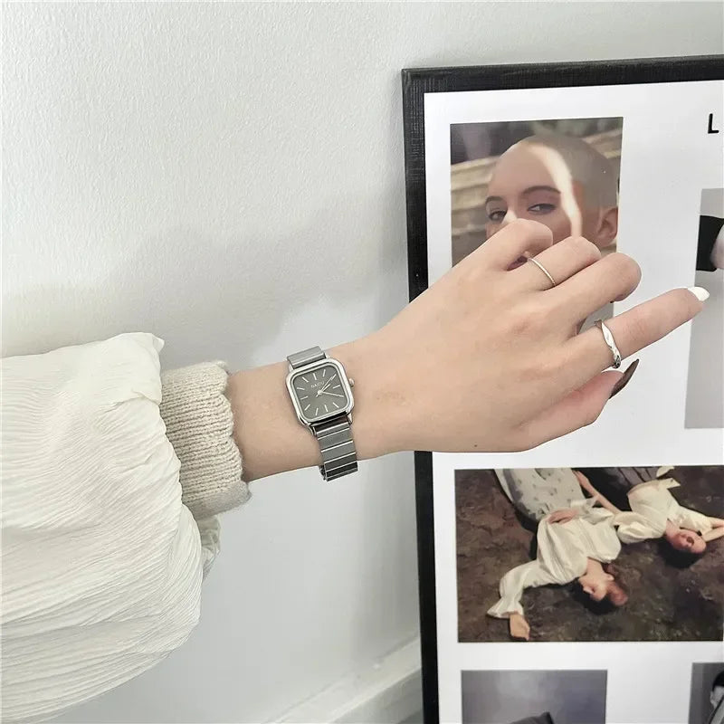 Nuevo Reloj de Pulsera de Cuarzo de Acero Cuadrado Retro Minimalista de Marca Nueva, Pequeño Dial, Temperamento, Reloj de Pulsera para Estudiante Femenina, Dropshipping