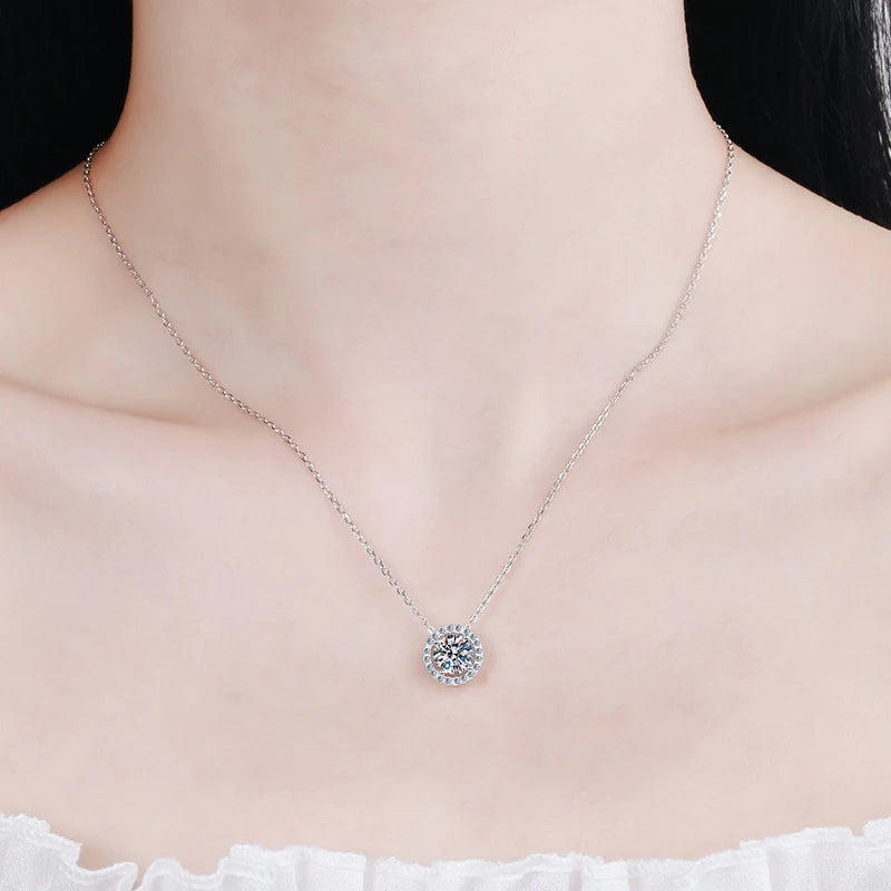 NeeTim 1ct D Color VVS1 Moissanite Schmuckset 925er Silber mit Weißgold vergoldeter Halskette und Ohrsteckern für Damen