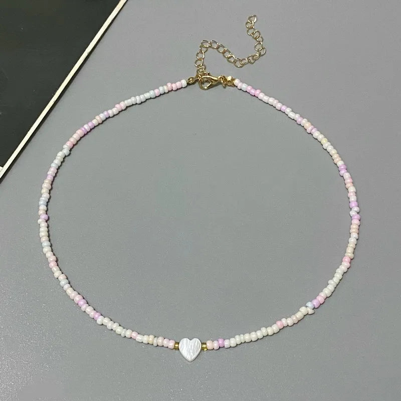Neue Naturmuschel Liebesherz Choker Halskette für Mädchen Frühling Sommer Mode Kleine Bunte Glasperlen Halskette Geschenk für Freundin