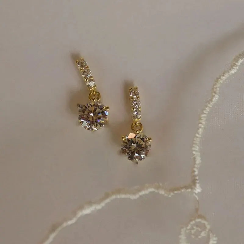 Goldfarbene Metall-Barren Ohrstecker mit runden Zirkonia-Steinen für Frauen, Schleifenform, CZ-Stift-Ohrring, klassischer funkelnder Ohrring