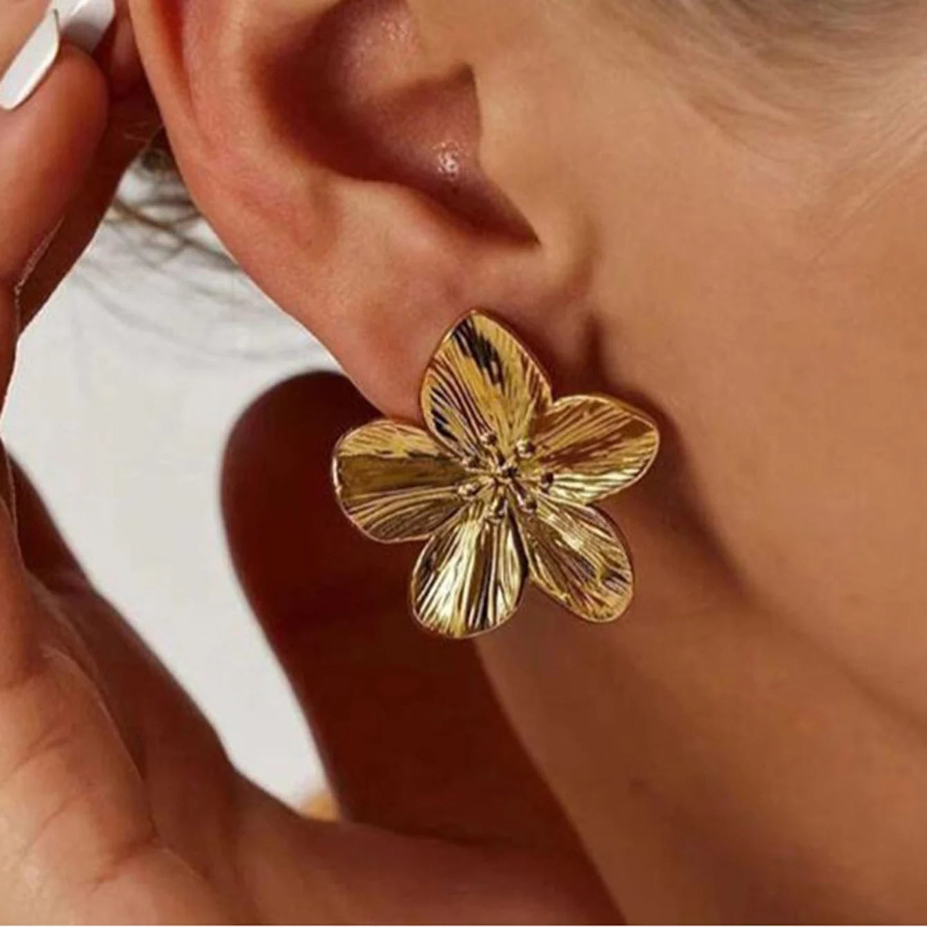 Uworld Hypoallergene stilvolle Vintage Blumen-Ohrstecker Premium 18k vergoldeter Edelstahl für Frauen Party Ohrringe Damen