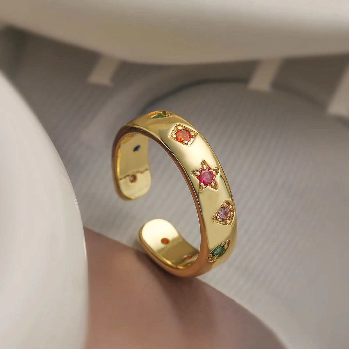 NEWBUY 2024 Neue Mode Goldfarbene Bunte AAA Zirkonia Inlay Schmuck Offenes Design Eheringe Ringe für Frauen Mädchen