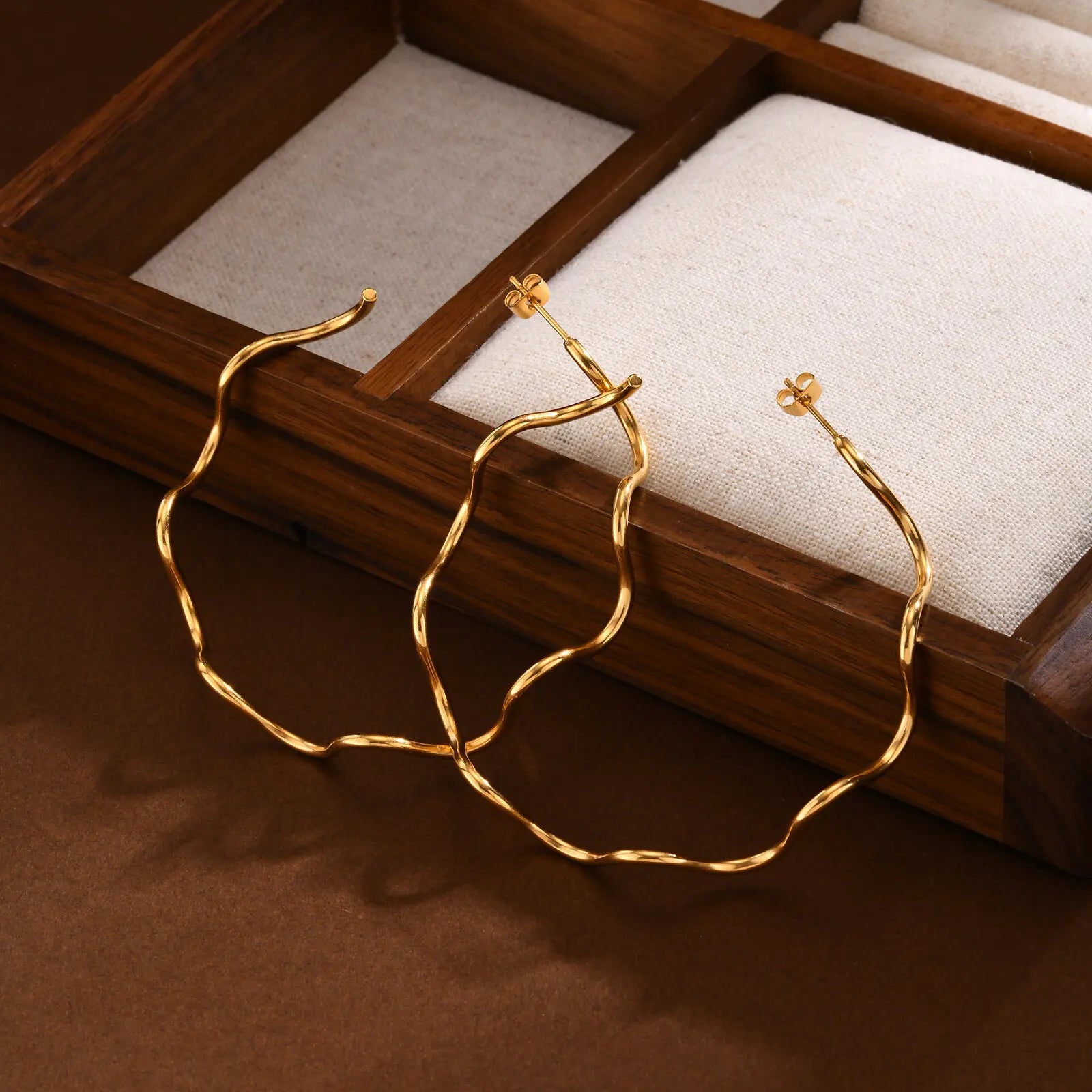 Offene Creolen für Damen, minimalistische 18K vergoldete große Ohrringe Wellenform Big Hoops, Edelstahlschmuck