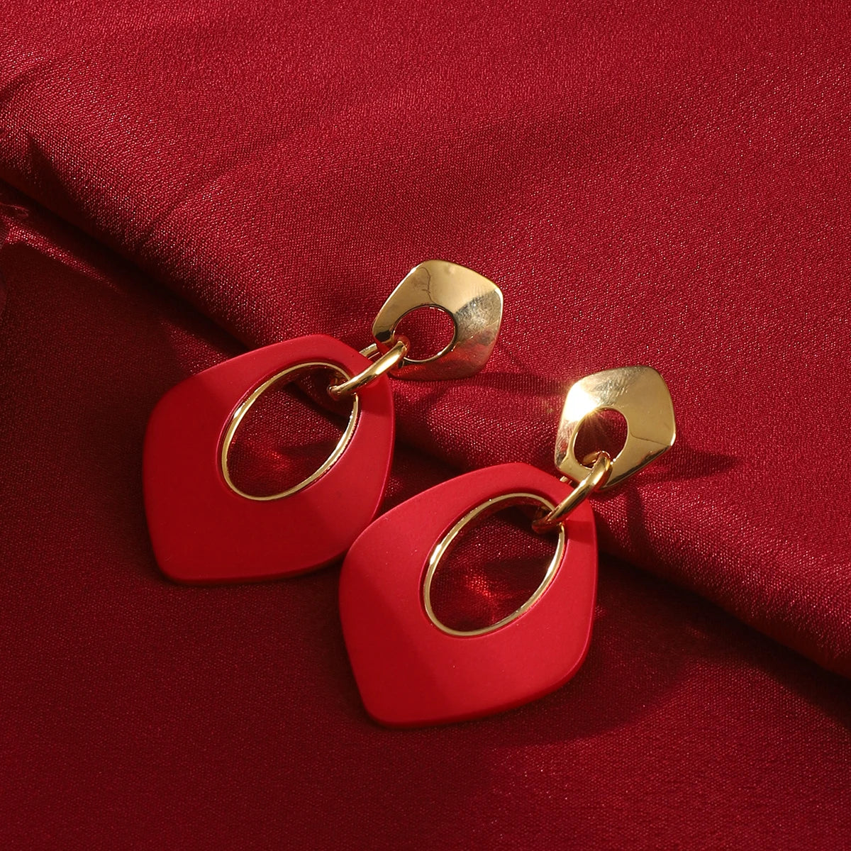 Rote Ohrringe für Damen, geometrische Anhänger, goldfarbene Metallhaken, lange Hängeohrringe, modischer Schmuck