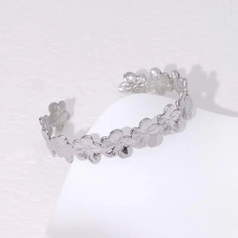 Wasserdichte Manschettenarmbänder für den Sommer für Frauen, süßes Blumen-Doppelschicht-Armband, offenes Edelstahl-Goldfarbenes Stern-Muschel-Schmuck